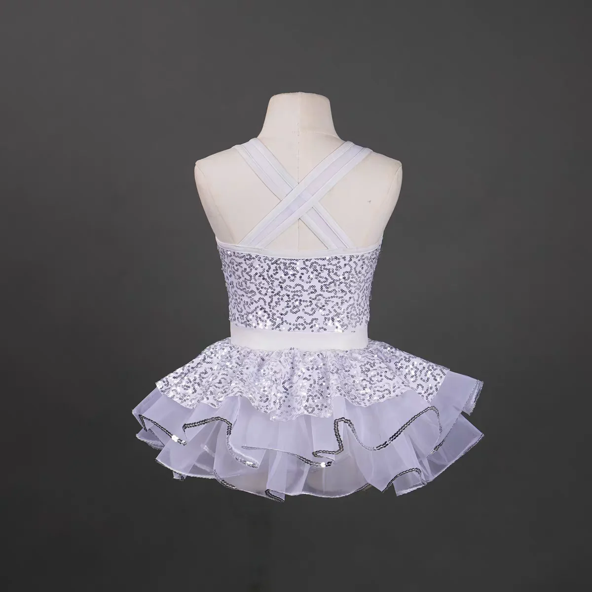 Настройте профессиональные джазовые костюмы для латинских танцев в любой цветной юбке с перьями и блестками.
Настройте профессиональные джазовые костюмы для латинских танцев в любой цветной юбке с перьями и блестками.