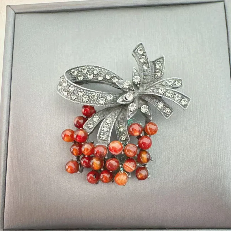 Color/Blue/Purple/Green/Pink Grape Brooch Autumn/Winter Coat Fruit Pin Classic Vintage Rhinestone Design Badges
Color/Blue/Purple/Green/Pink Grape Brooch Autumn/Winter Coat Fruit Pin Classic Vintage Rhinestone Design Badges