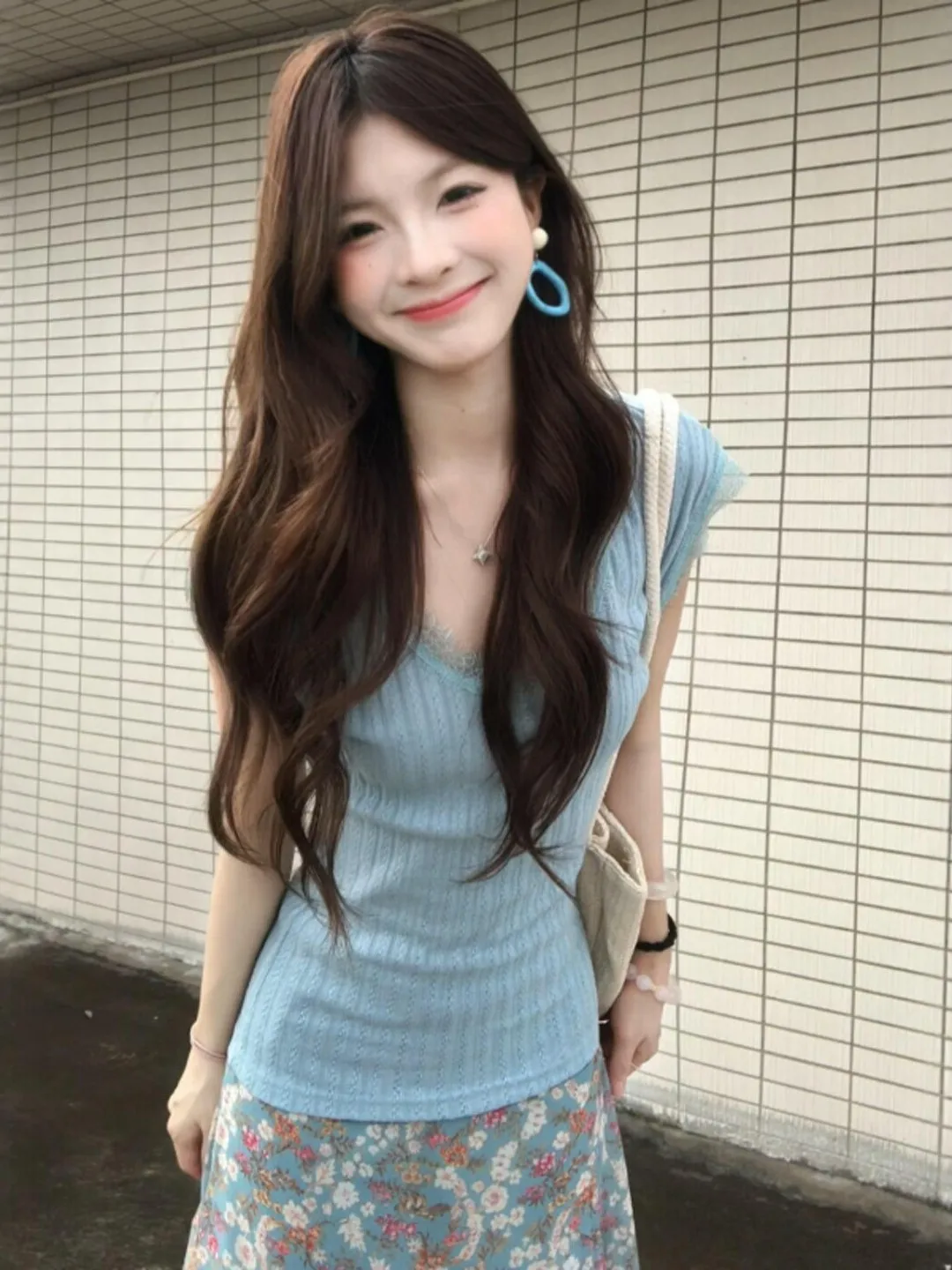 Summer Floral Print V-Neck Top And Skirt Set Comfortable Regular Fit Short Sleeve Women's Fashion Outfit Gentle Style
Summer Floral Print V-Neck Top And Skirt Set Comfortable Regular Fit Short Sleeve Women's Fashion Outfit Gentle Style