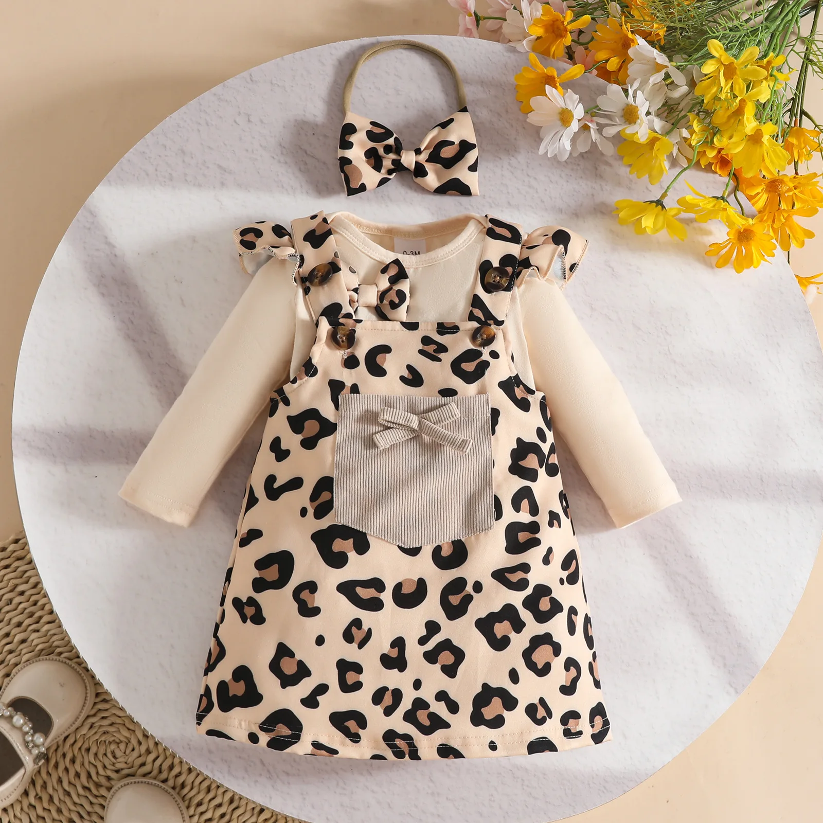 3Pcs Baby Girls Clothes Set Fly Sleeve Round Neck Bodysuit Leopard Print Suspender Skirt Bow Headband Girl Outfit
3Pcs Baby Girls Clothes Set Fly Sleeve Round Neck Bodysuit Leopard Print Suspender Skirt Bow Headband Girl Outfit