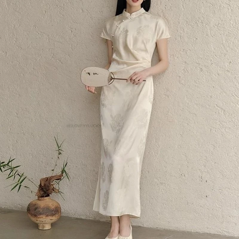 Белое платье Ципао в китайском стиле Cheongsam для женщин, новый летний стиль с цветочным узором, комплект платьев в традиционном китайском стиле
Белое платье Ципао в китайском стиле Cheongsam для женщин, новый летний стиль с цветочным узором, комплект платьев в традиционном китайском стиле