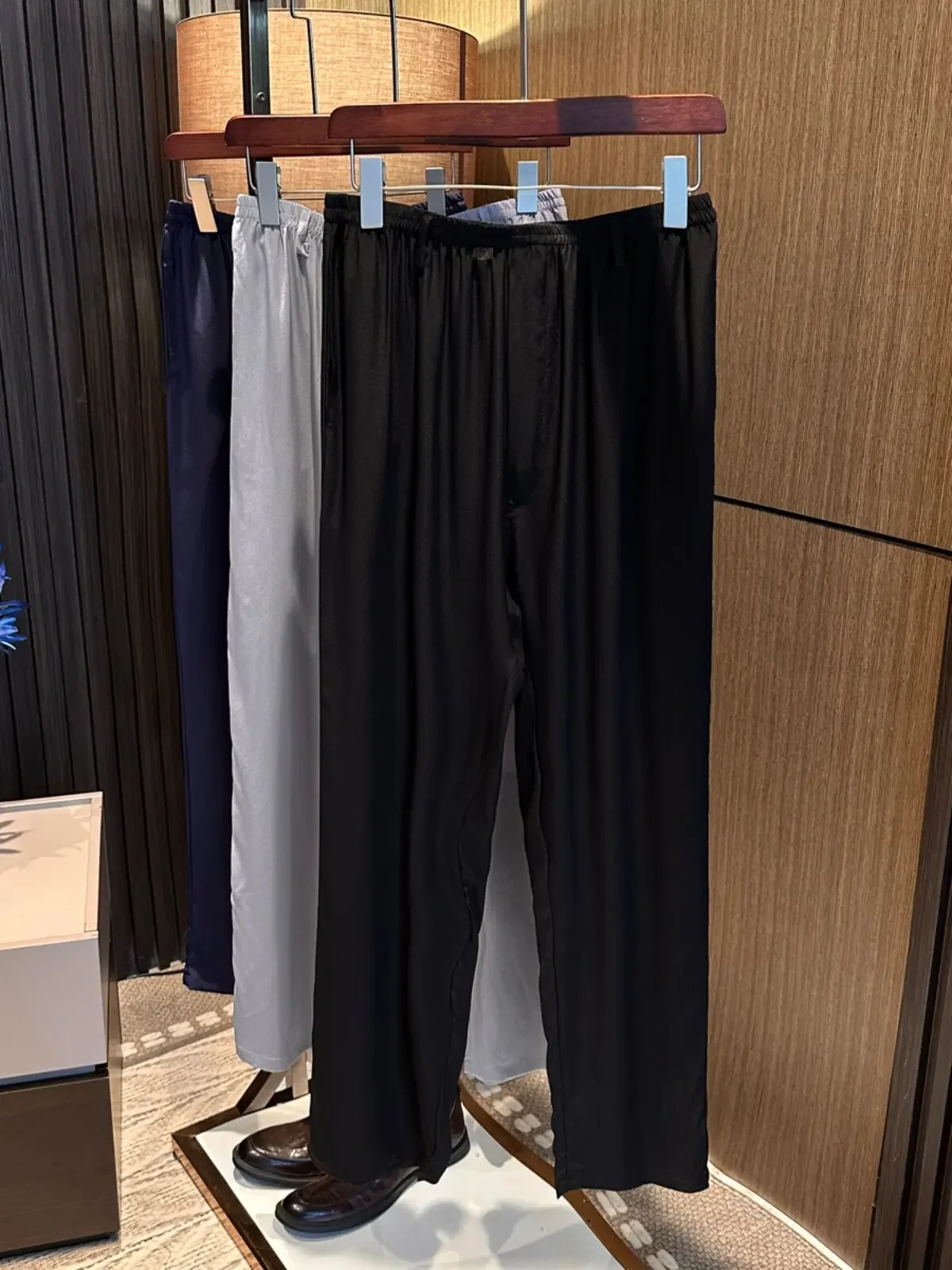 Ultra-thin and cool mulberry silk! Summer solid color versatile elastic waist simple thin drape casual pants silk trousers
Ultra-thin and cool mulberry silk! Summer solid color versatile elastic waist simple thin drape casual pants silk trousers