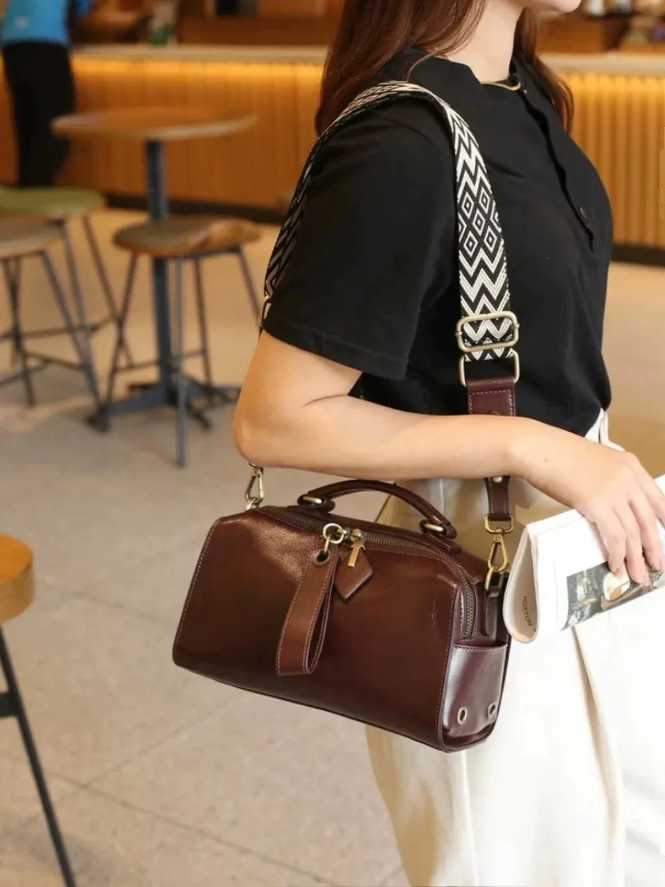 Genuine leather pillow bag, new retro fashion handbag, wide strap, versatile women's crossbody bag, cowhide bag.
Genuine leather pillow bag, new retro fashion handbag, wide strap, versatile women's crossbody bag, cowhide bag.