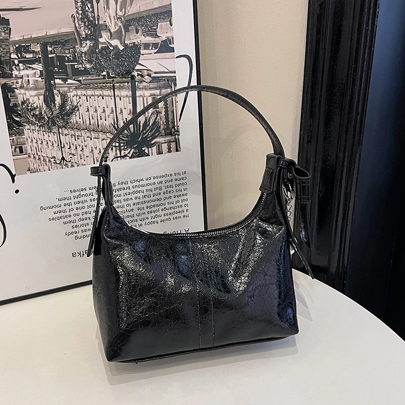 Small niche design, oil wax leather material, bell decoration, 2024 new temperament women's handbag, pillow bag, dumpling bag
Small niche design, oil wax leather material, bell decoration, 2024 new temperament women's handbag, pillow bag, dumpling bag