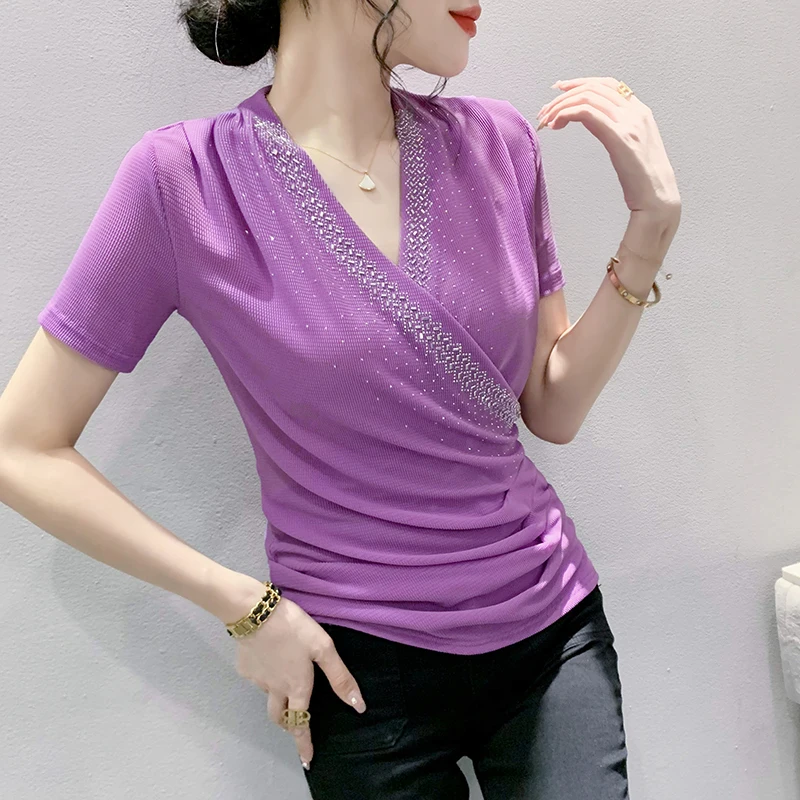 2023 New Summer European Style Mesh T-Shirt Women Chic Sexy V-Neck Draped Shiny Diamodns Tops Short Sleeve Drill Hot Tees 35216
2023 New Summer European Style Mesh T-Shirt Women Chic Sexy V-Neck Draped Shiny Diamodns Tops Short Sleeve Drill Hot Tees 35216