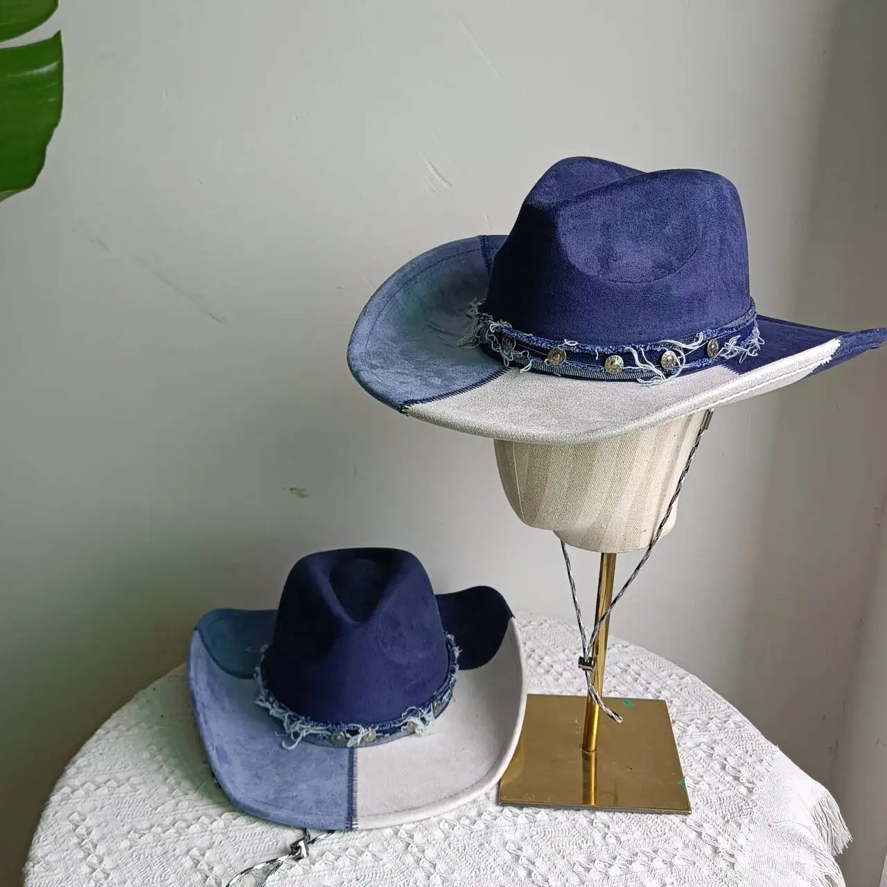 Suede Drop Top Women's Western Cowboy Hat Fashion Leather Accessories Wide Brim Men's Cowboy Fedora Hat Fashion Men's Felt Hat
Suede Drop Top Women's Western Cowboy Hat Fashion Leather Accessories Wide Brim Men's Cowboy Fedora Hat Fashion Men's Felt Hat