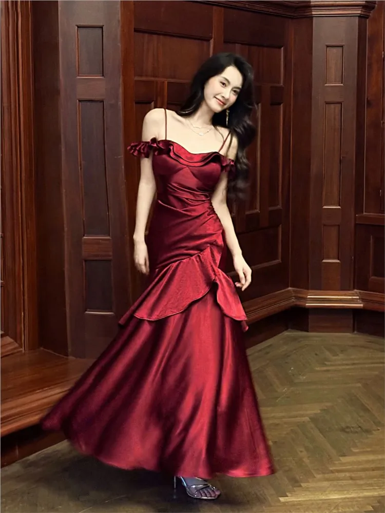 Satin one-shoulder red halter ruffled dress
Satin one-shoulder red halter ruffled dress