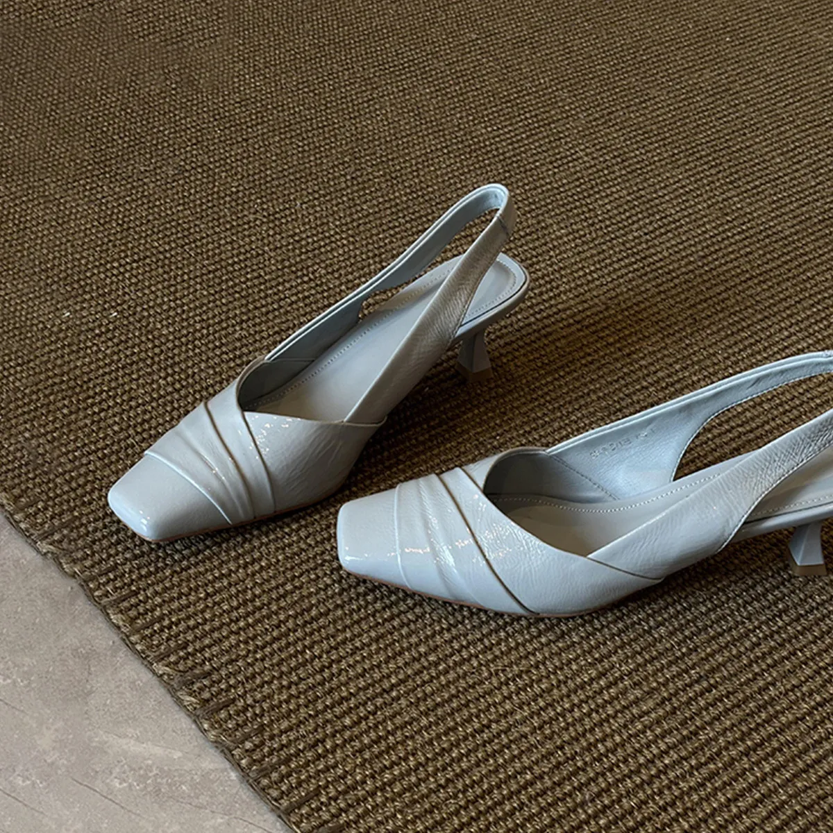 New Square Toe Shallow Mouth Baotou Shoes Women's Rear Strap Slip On Mid Heel Sandals Casual Daily Dress Footwear
New Square Toe Shallow Mouth Baotou Shoes Women's Rear Strap Slip On Mid Heel Sandals Casual Daily Dress Footwear