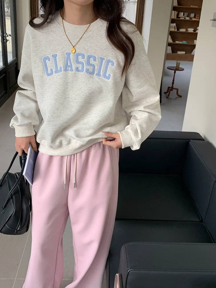 Spring and summer women's casual letter patch fabric round neck long sleeved loose sportswear
Spring and summer women's casual letter patch fabric round neck long sleeved loose sportswear