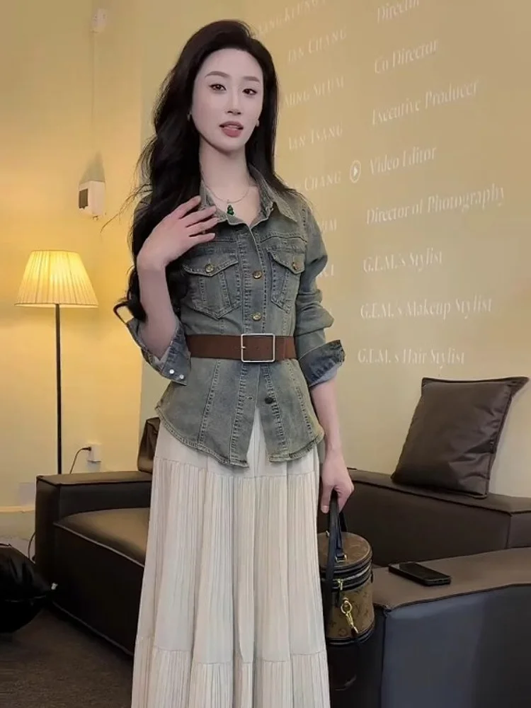 Waed Vintage Waist-Cinching Jaet Slim Fit Denim ort Top Button Detail Regular Sve Long Sve Collar Spring 2025
Waed Vintage Waist-Cinching Jaet Slim Fit Denim ort Top Button Detail Regular Sve Long Sve Collar Spring 2025