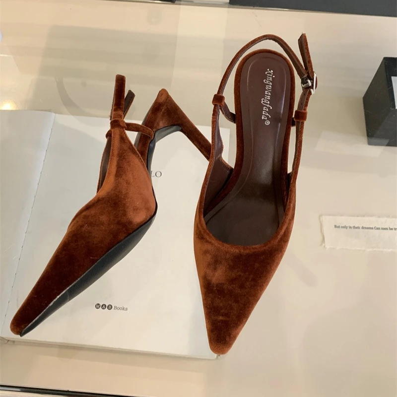 Элегантные женские туфли-мюли из бархата с острым носком на высоком каблуке, лето 2026, модные дизайнерские туфли-лодочки с пряжкой, женские босоножки
Элегантные женские туфли-мюли из бархата с острым носком на высоком каблуке, лето 2026, модные дизайнерские туфли-лодочки с пряжкой, женские босоножки
