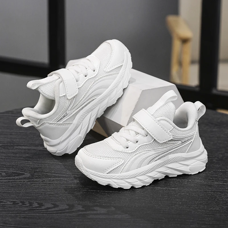 A pair of breathable mesh material children's sports shoes, suitable for all seasons, comfortable and durable. Model: TL-SW606
A pair of breathable mesh material children's sports shoes, suitable for all seasons, comfortable and durable. Model: TL-SW606