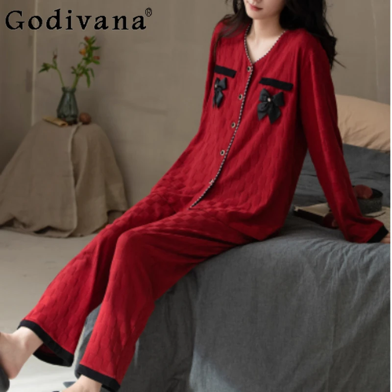 Женские весенне-осенние комплекты домашней одежды в хлопковую клетку для отдыха, элегантные брюки с v-образным вырезом и длинными рукавами, милый топ с бантом, свободные брюки с эластичной резинкой на талии
Женские весенне-осенние комплекты домашней одежды в хлопковую клетку для отдыха, элегантные брюки с v-образным вырезом и длинными рукавами, милый топ с бантом, свободные брюки с эластичной резинкой на талии