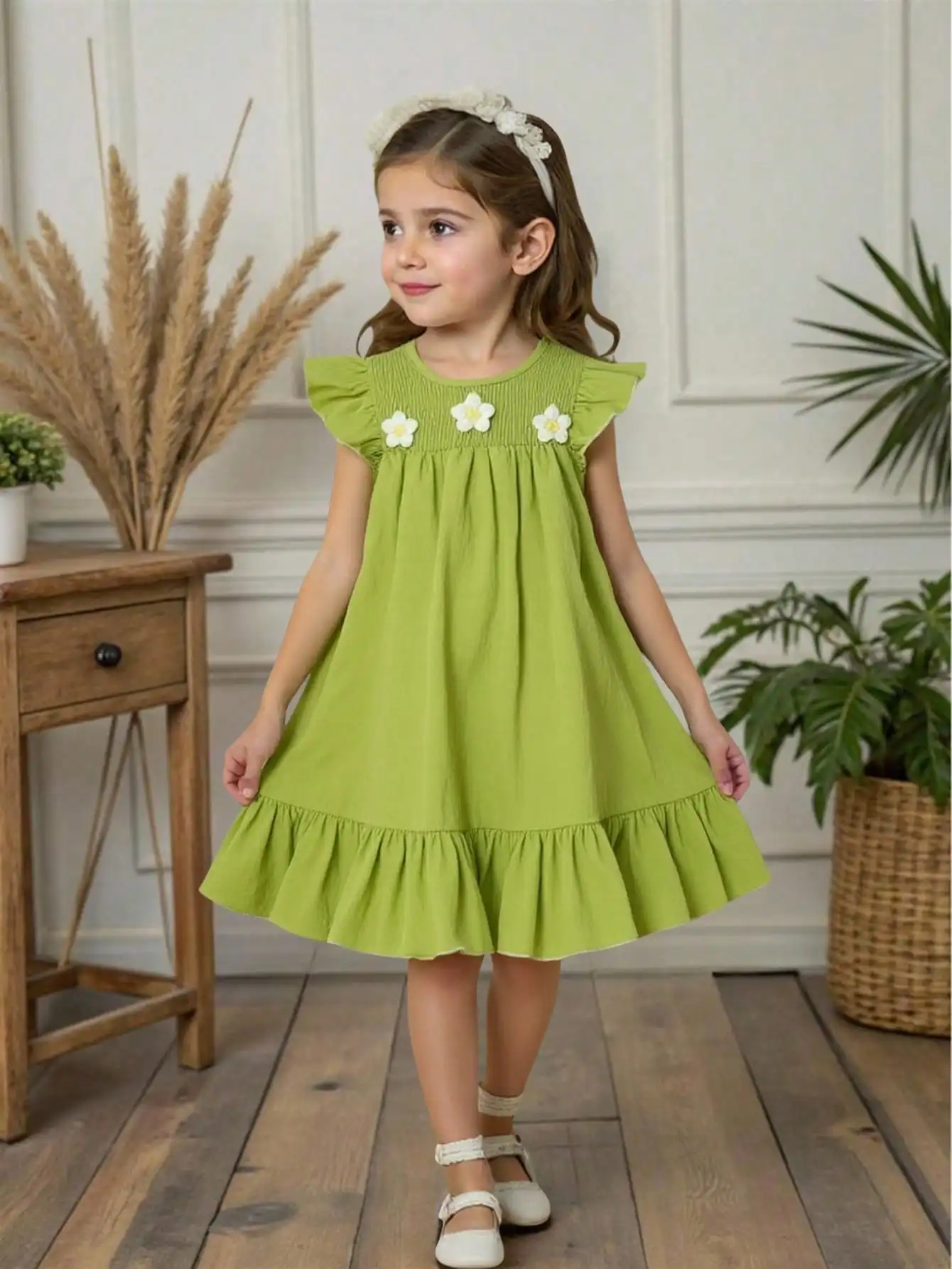 Лаймово-зеленое платье для девочек с цветочными аппликациями и оборками по подолу
Лаймово-зеленое платье для девочек с цветочными аппликациями и оборками по подолу