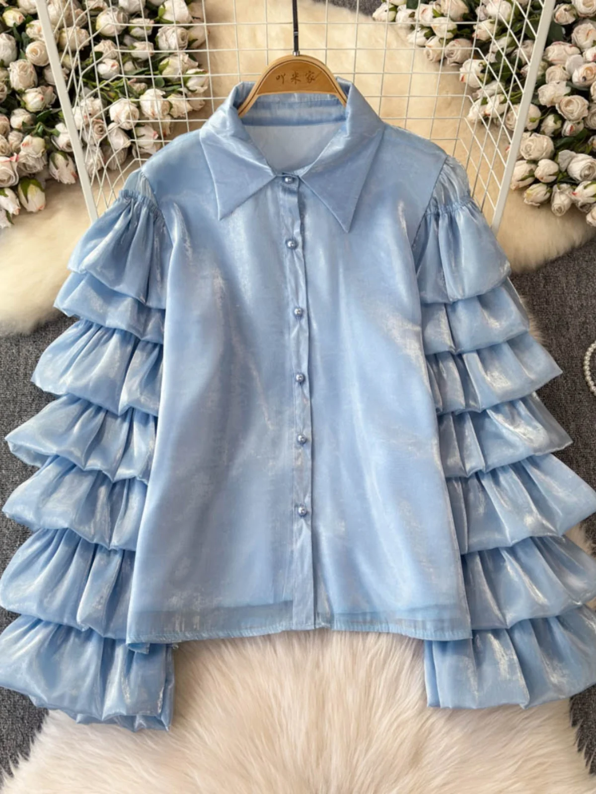 Модная женская блузка с плиссированными многослойными рукавами-колокол, отложным воротником, на одной пуговице, свободного кроя, универсальная, элегантная, новинка
Модная женская блузка с плиссированными многослойными рукавами-колокол, отложным воротником, на одной пуговице, свободного кроя, универсальная, элегантная, новинка