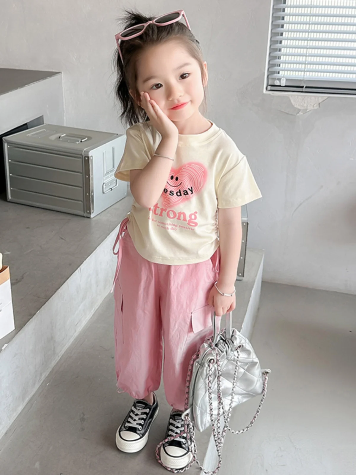 Корейский летний повседневный комплект из двух предметов для девочек: тонкие брюки и топ с коротким рукавом, новинка 2024 года, модный наряд для маленьких девочек
Корейский летний повседневный комплект из двух предметов для девочек: тонкие брюки и топ с коротким рукавом, новинка 2024 года, модный наряд для маленьких девочек