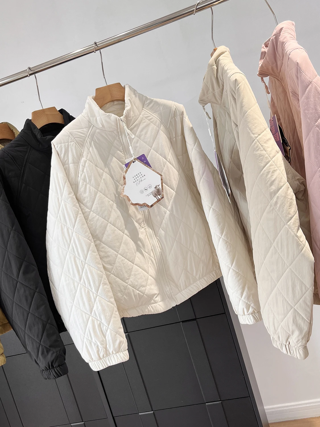 Женская легкая теплая верхняя одежда из шерсти и хлопка с ромбовидным узором, зимнее модное пальто для женщин
Женская легкая теплая верхняя одежда из шерсти и хлопка с ромбовидным узором, зимнее модное пальто для женщин