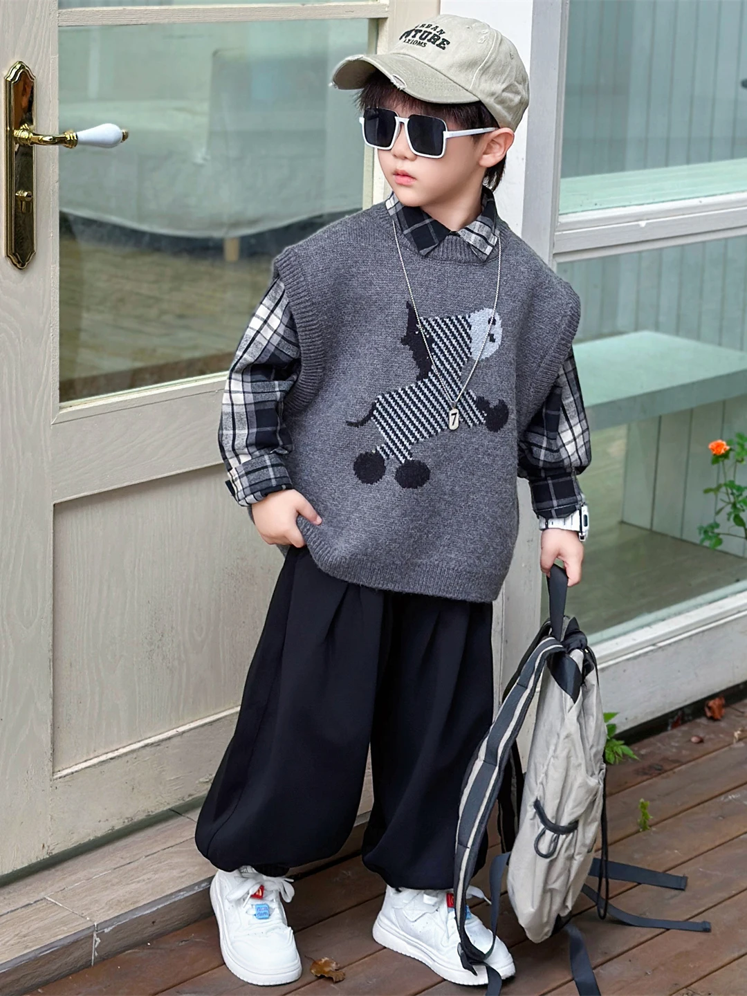 Модный комплект для мальчика: жилет, брюки и футболка. Осенне-зимняя трендовая одежда для маленького джентльмена. Стильный уличный образ.
Модный комплект для мальчика: жилет, брюки и футболка. Осенне-зимняя трендовая одежда для маленького джентльмена. Стильный уличный образ.