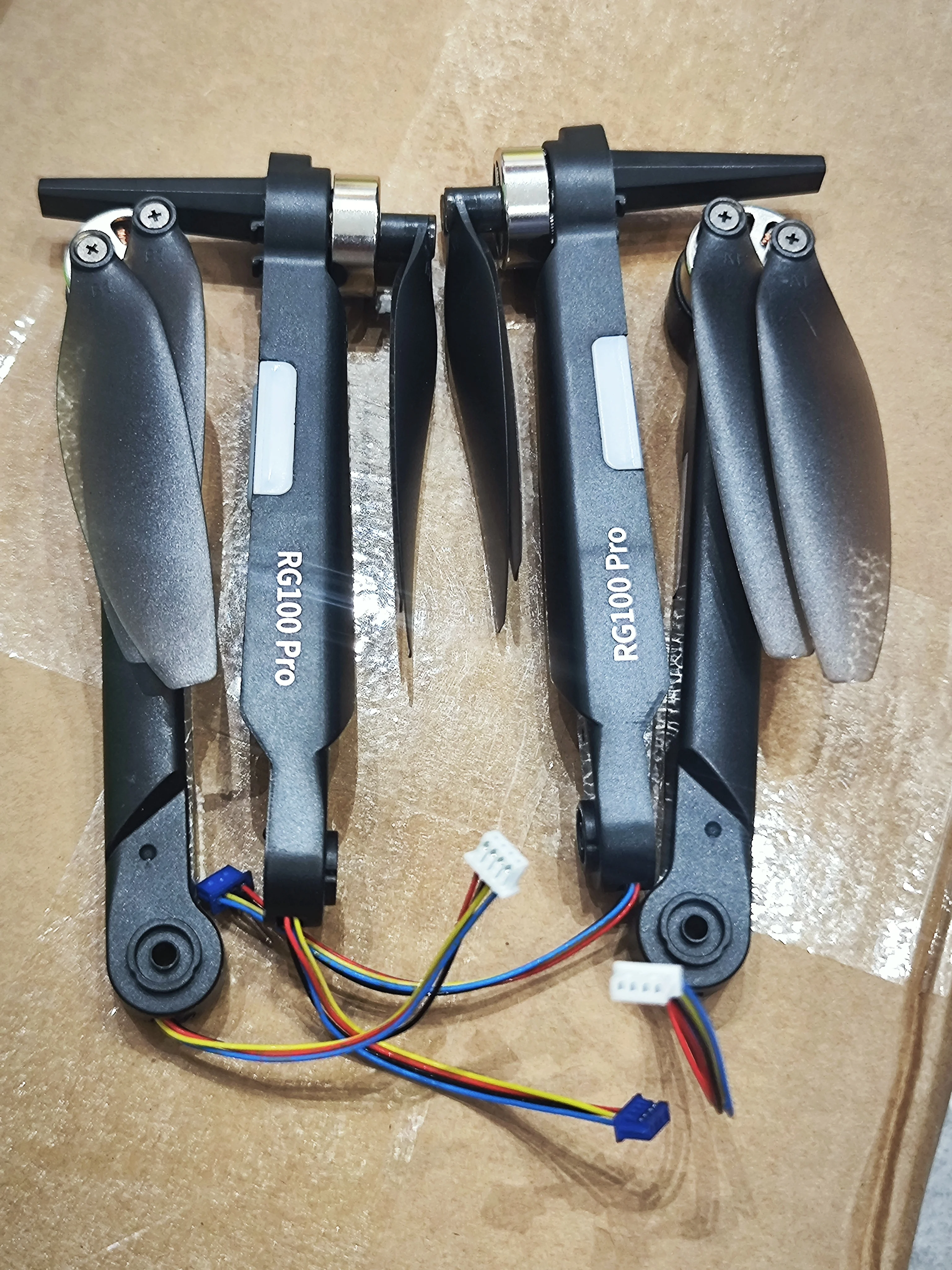 Оригинальный складной дрон RG100 Pro, радиоуправляемый самолет, 4-осевой квадрокоптер, запасные части, бесщеточный двигатель, рычаг A1B1A2B2, полный набор, 4 шт. для RG100
Оригинальный складной дрон RG100 Pro, радиоуправляемый самолет, 4-осевой квадрокоптер, запасные части, бесщеточный двигатель, рычаг A1B1A2B2, полный набор, 4 шт. для RG100