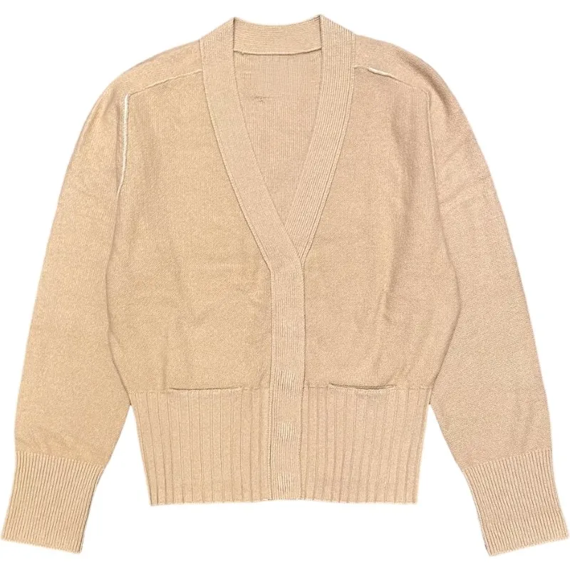 Winter 24 new vintage style high-grade cashmere warm street ladies coat Trend fashion buttons look stylish and simple fashion
Winter 24 new vintage style high-grade cashmere warm street ladies coat Trend fashion buttons look stylish and simple fashion