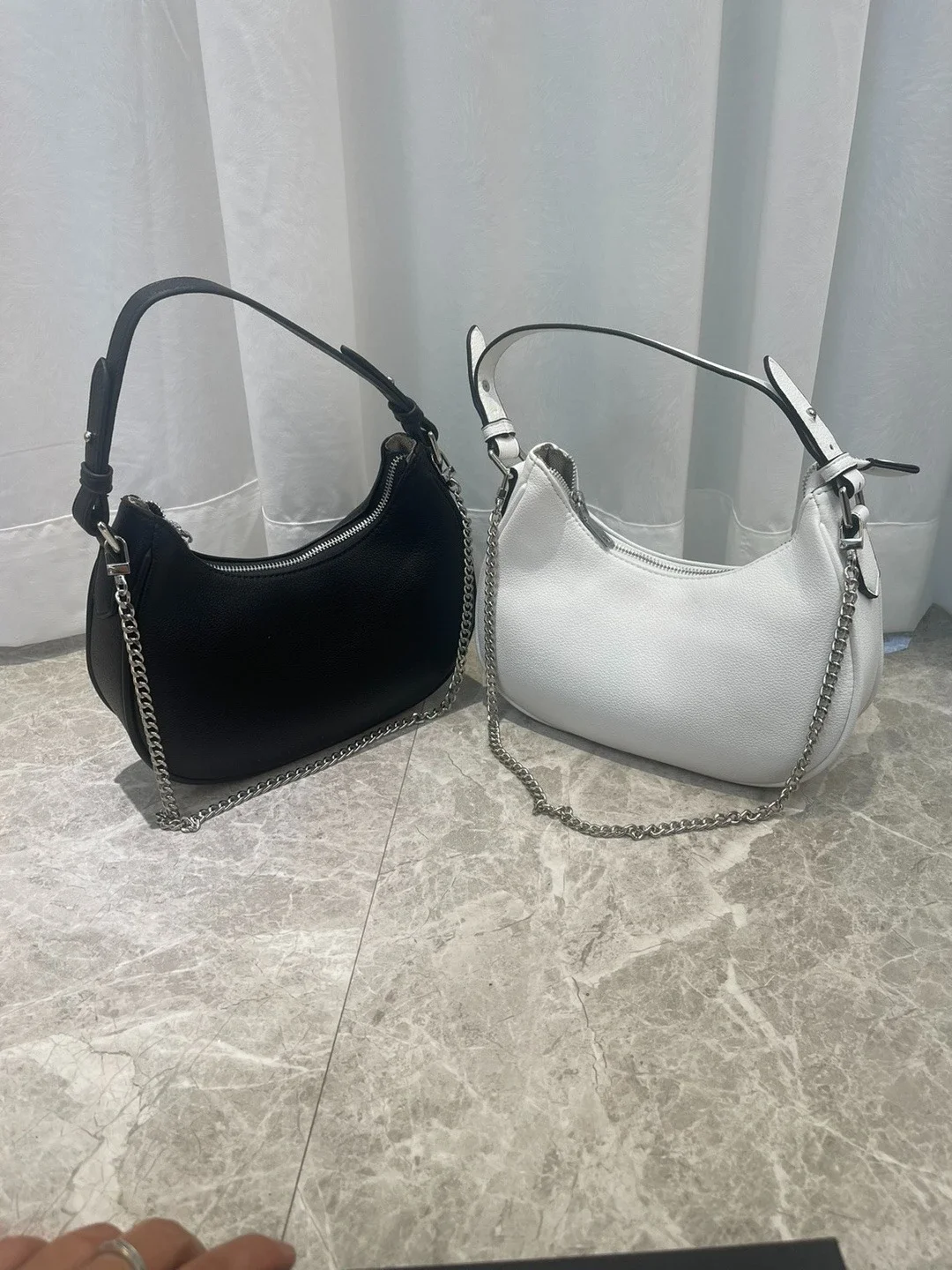Single-shoulder women's casual versatile diamond-studded buttoned single-shoulder crossbody bag, laid-back crescent-shaped bag
Single-shoulder women's casual versatile diamond-studded buttoned single-shoulder crossbody bag, laid-back crescent-shaped bag