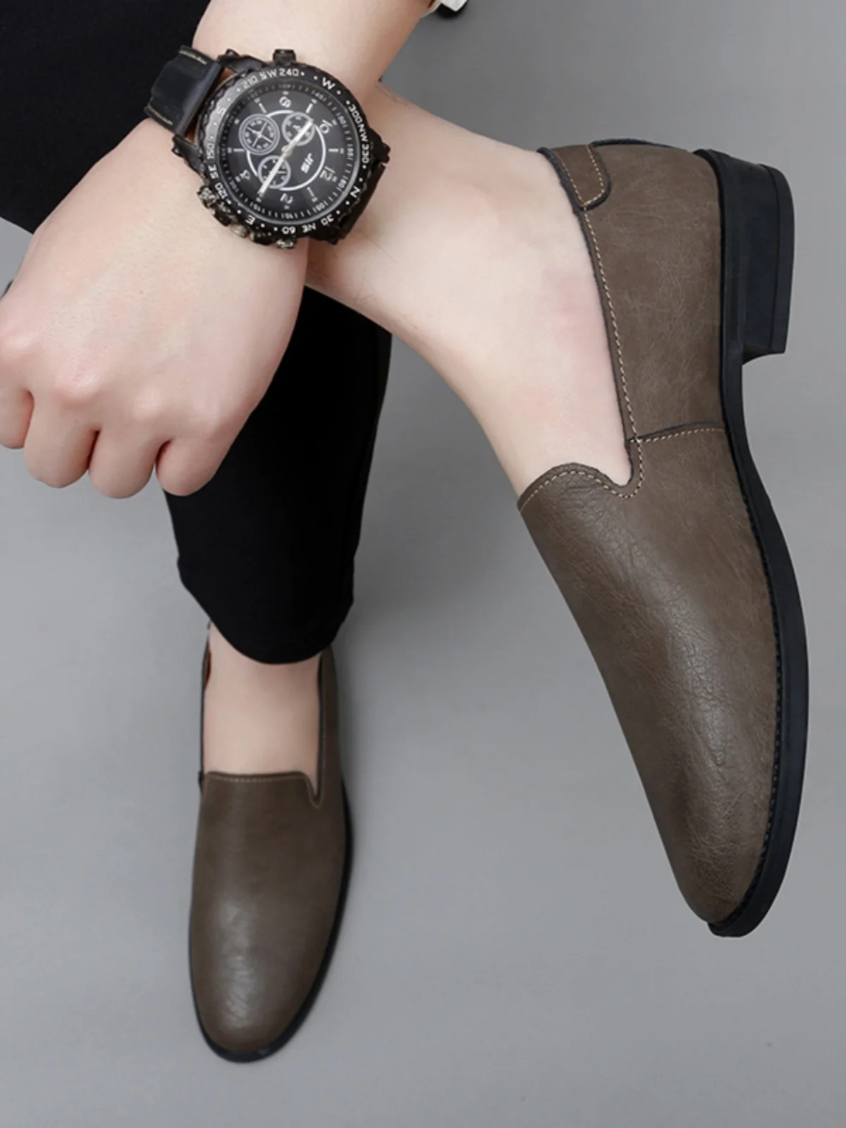 Khaki Leather Men's Slip-On Casual Shoes Spring Lightweight Luxury 36 Size 37 Bean Bean Shoes Fashionable Flat Heel Rubber Sole
Khaki Leather Men's Slip-On Casual Shoes Spring Lightweight Luxury 36 Size 37 Bean Bean Shoes Fashionable Flat Heel Rubber Sole