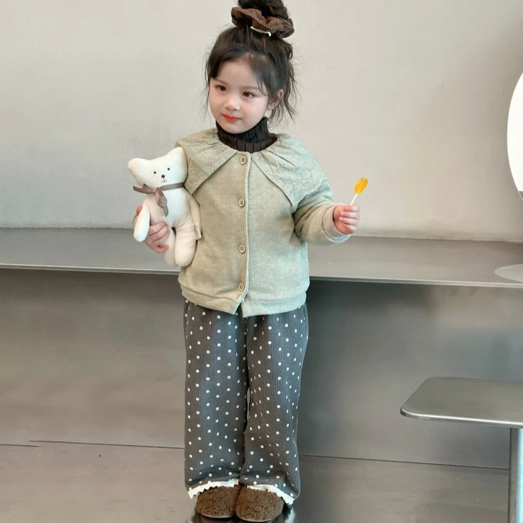 Girls Suit 2025 Autumn Winter New Childrens Clothing Korean Girl Baby Lace Doll Collar Knitted Cardigan Polka Dot Pants Two Sets
Girls Suit 2025 Autumn Winter New Childrens Clothing Korean Girl Baby Lace Doll Collar Knitted Cardigan Polka Dot Pants Two Sets