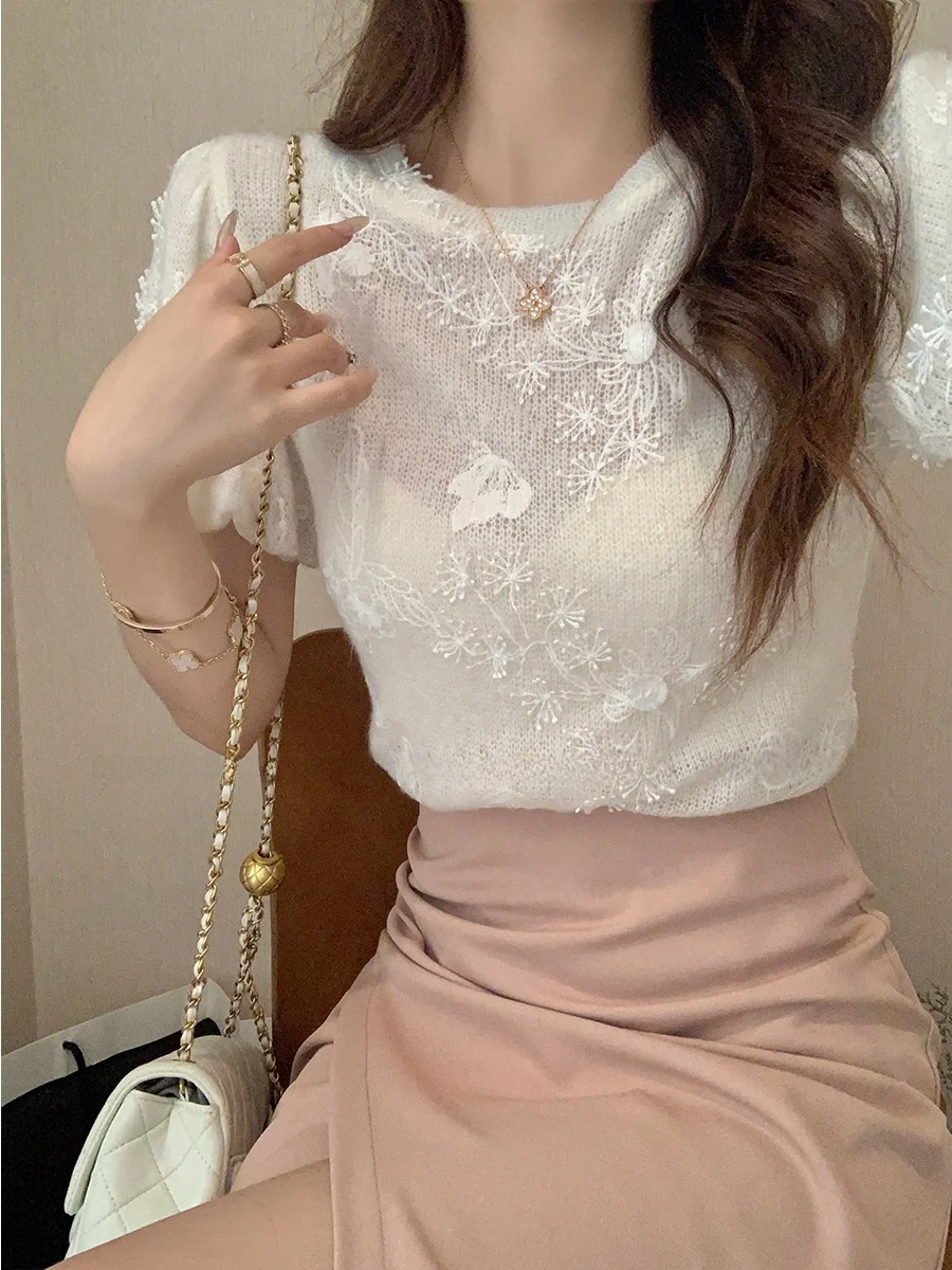 MUKOK Sweet Sle Embroidered ort Sve Knitted Top Transparent Micro Sweet Heart Bubble Sve ort Length Women's T-irt
MUKOK Sweet Sle Embroidered ort Sve Knitted Top Transparent Micro Sweet Heart Bubble Sve ort Length Women's T-irt