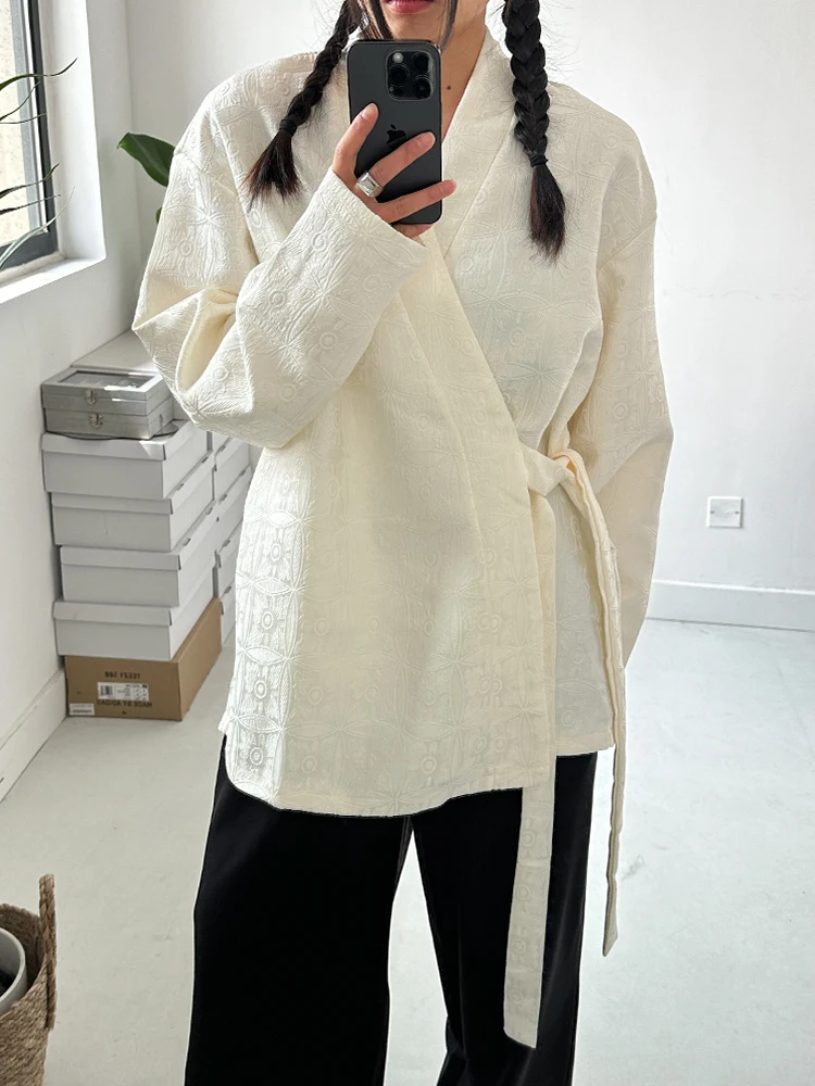 SuperAen 2024 Spring New Chinese V-neck Shirt Jacquard Pattern New Style Lace Up Loose Shirt
SuperAen 2024 Spring New Chinese V-neck Shirt Jacquard Pattern New Style Lace Up Loose Shirt