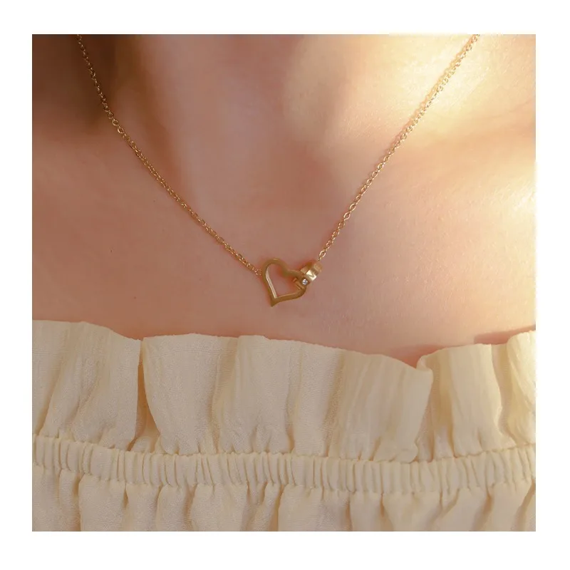 Korean Version Interlocking Love Clavicle Chain Simple Gold Neck Chain Does Not Fade Titanium Steel Necklace Niche High Sense
Korean Version Interlocking Love Clavicle Chain Simple Gold Neck Chain Does Not Fade Titanium Steel Necklace Niche High Sense