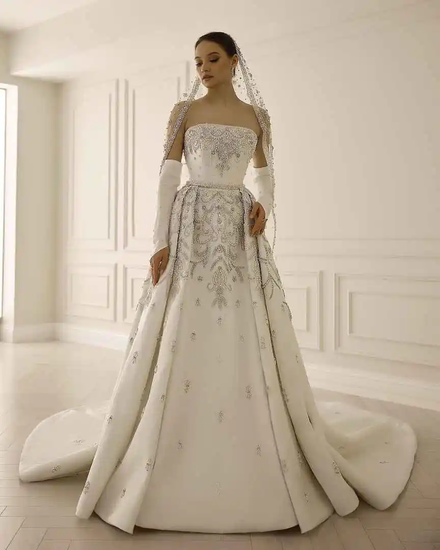 Luxe Beaded Embroidery Bridal Gown Strapless Detachable Train Ball Gown Wedding Dress for Grand Wedding Events Customized
Luxe Beaded Embroidery Bridal Gown Strapless Detachable Train Ball Gown Wedding Dress for Grand Wedding Events Customized
