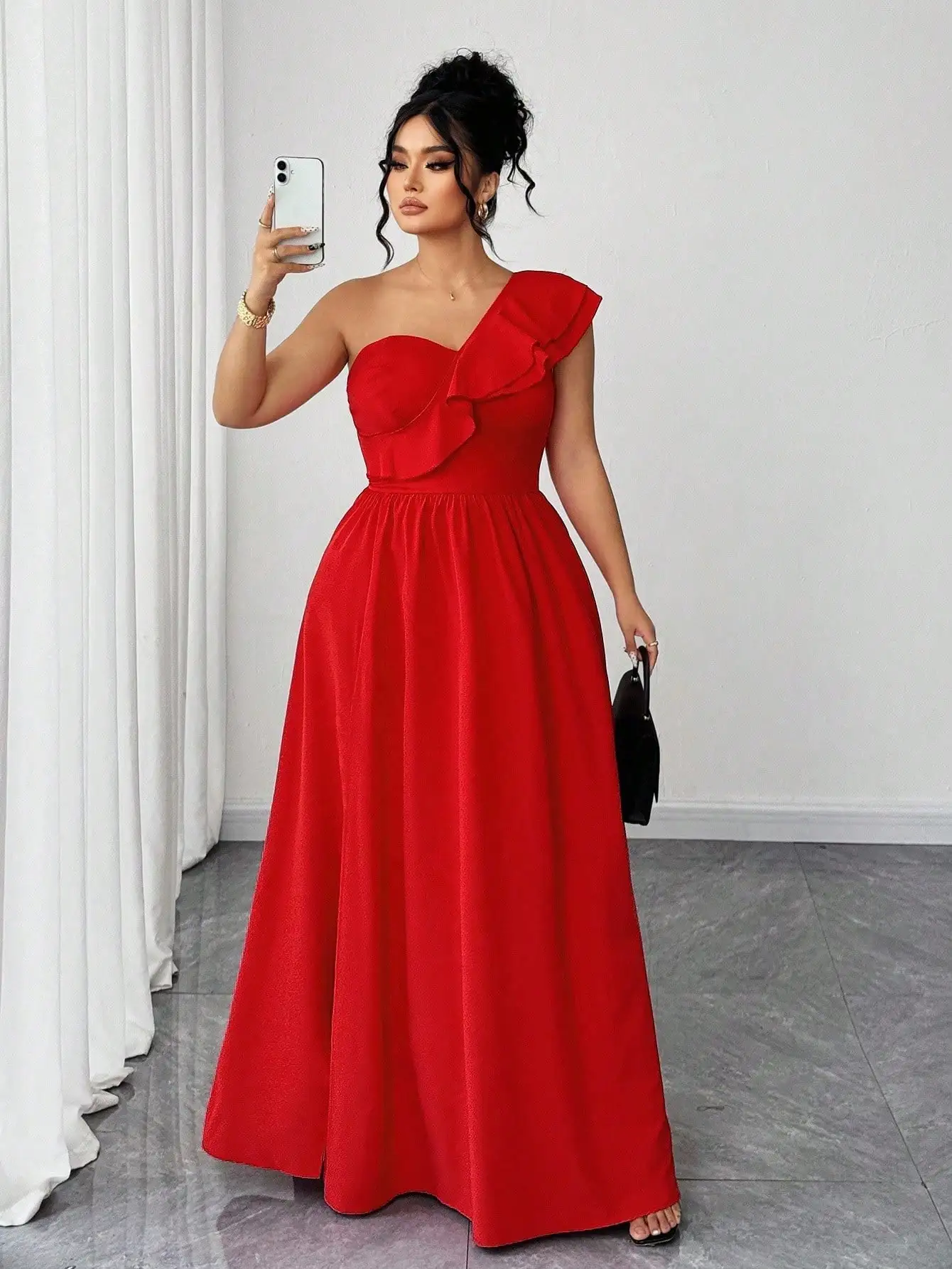 Красное вечернее платье макси с одним открытым плечом и рюшами для вечеринки или торжественного мероприятия
Красное вечернее платье макси с одним открытым плечом и рюшами для вечеринки или торжественного мероприятия