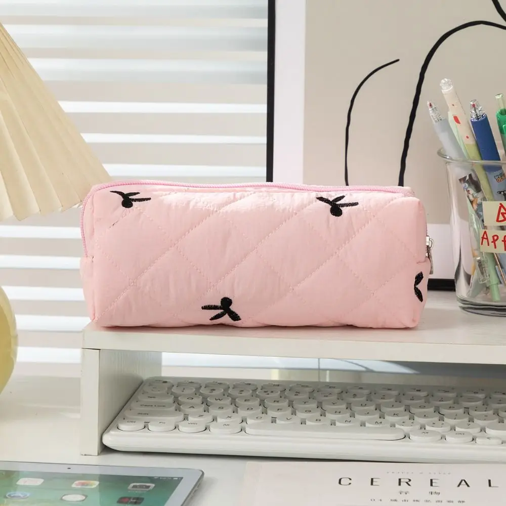 Ins Style Korean Bow Pen Bag Gook Looking Sweet Puffy Quilted Pen Bag Cotton Aesthetic Stationery Storage Bag School Supplies
Ins Style Korean Bow Pen Bag Gook Looking Sweet Puffy Quilted Pen Bag Cotton Aesthetic Stationery Storage Bag School Supplies