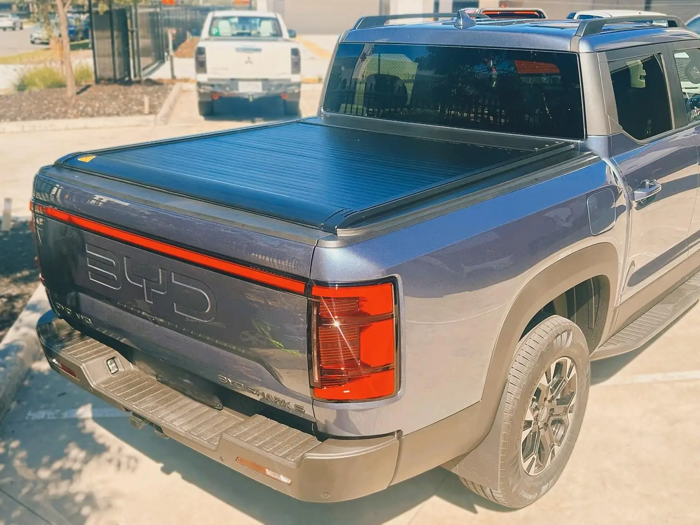 BYD Shark 6 Electric Roller Shutter Tonneau Cover Retractable Roller Cover Aluminum Alloy Waterproof with App/Remote Function
BYD Shark 6 Electric Roller Shutter Tonneau Cover Retractable Roller Cover Aluminum Alloy Waterproof with App/Remote Function