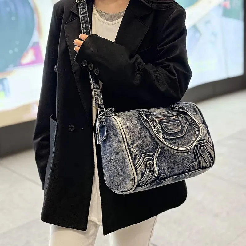 Luxury Designer Crossbody Bag Women's Chic Minimalist Vintage Leather Tote Solid Color Large Capacity Commuter Purse
Luxury Designer Crossbody Bag Women's Chic Minimalist Vintage Leather Tote Solid Color Large Capacity Commuter Purse