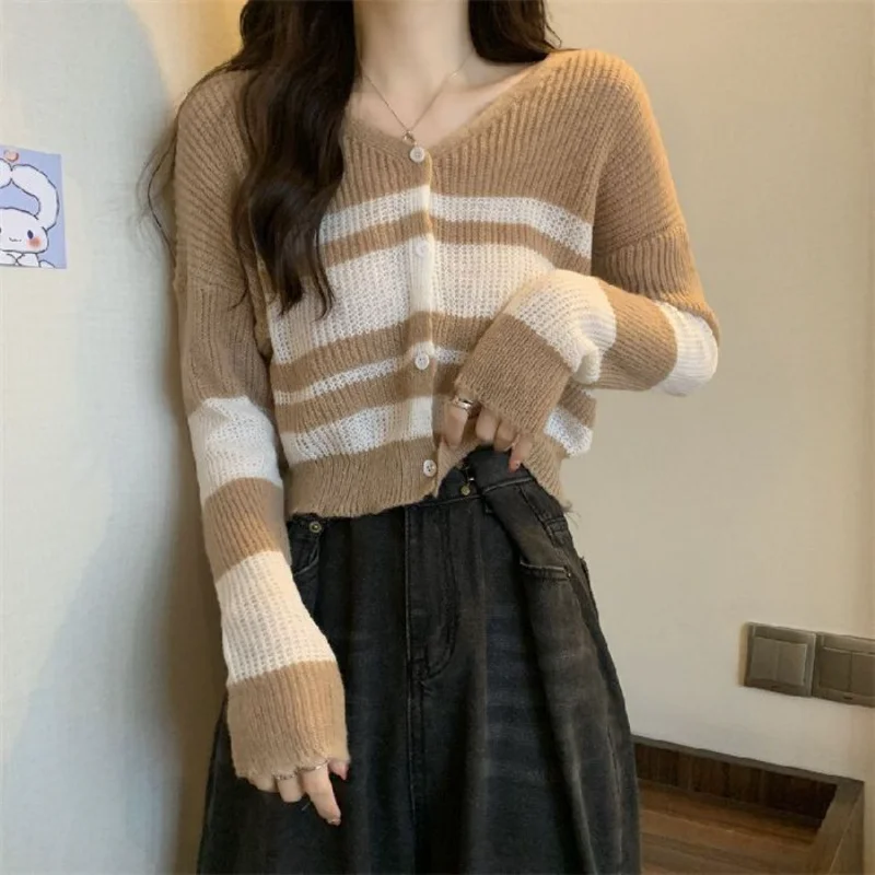 Retro Fashionable Loose Thin V-neck Contrasting Striped Long-sleeved Knitted Cardigan Women's Autumn Sweater Design Top
Retro Fashionable Loose Thin V-neck Contrasting Striped Long-sleeved Knitted Cardigan Women's Autumn Sweater Design Top