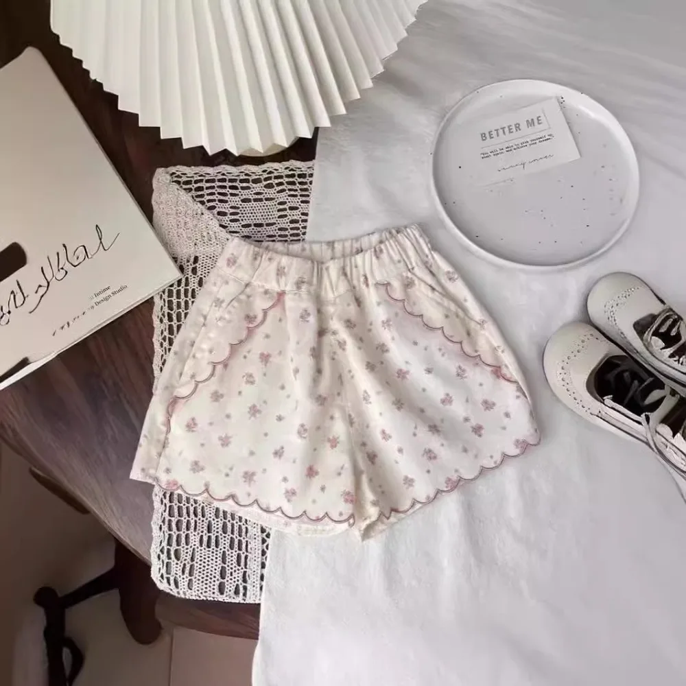 Шорты с цветочным принтом для девочек, летний стиль, модные повседневные брюки для малышей и маленьких детей, милые кружевные брюки для маленьких девочек.
Шорты с цветочным принтом для девочек, летний стиль, модные повседневные брюки для малышей и маленьких детей, милые кружевные брюки для маленьких девочек.