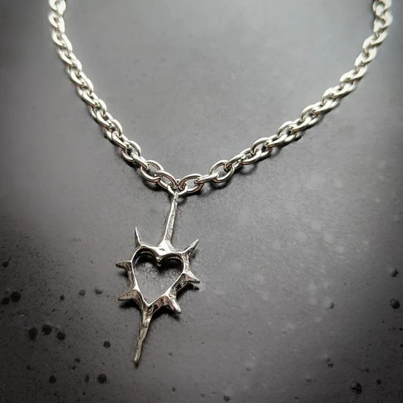 Customized.2025 New Thorn Heart Necklace Female Pendant Clavicle Chain Trendy Men's Personality Dark Style Hop Punk
Customized.2025 New Thorn Heart Necklace Female Pendant Clavicle Chain Trendy Men's Personality Dark Style Hop Punk