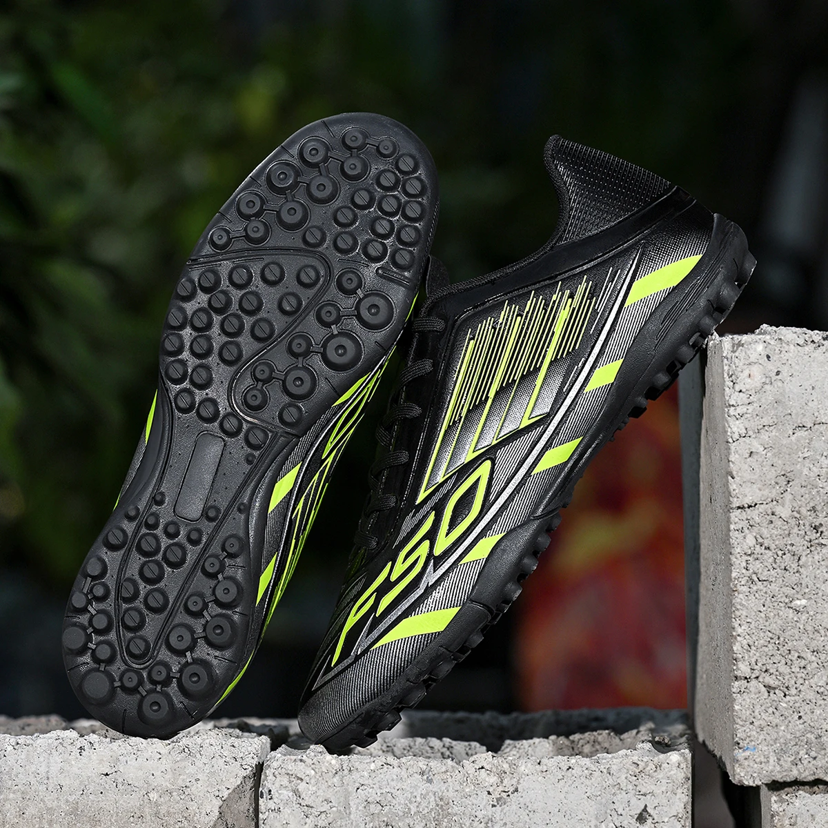 Professional football shoes with breathable TF broken nail stripe design, suitable for all seasons, essential for football fans
Professional football shoes with breathable TF broken nail stripe design, suitable for all seasons, essential for football fans