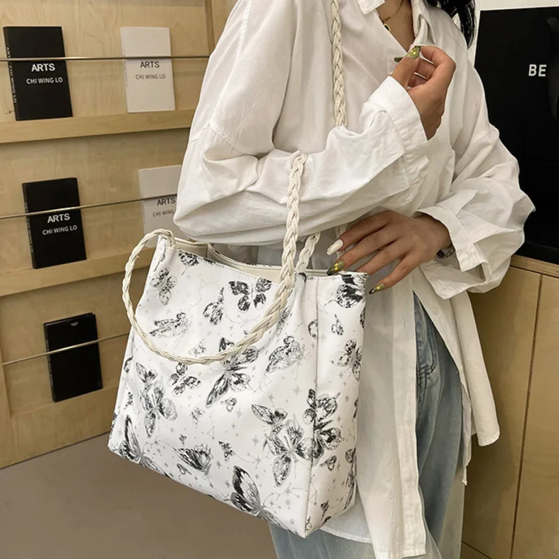 2024 New Casual Shoulder Sleeve Handbag Art Style Large Capacity Butterfly Printed Texture Small Fresh Women's Shoulder Bag
2024 New Casual Shoulder Sleeve Handbag Art Style Large Capacity Butterfly Printed Texture Small Fresh Women's Shoulder Bag