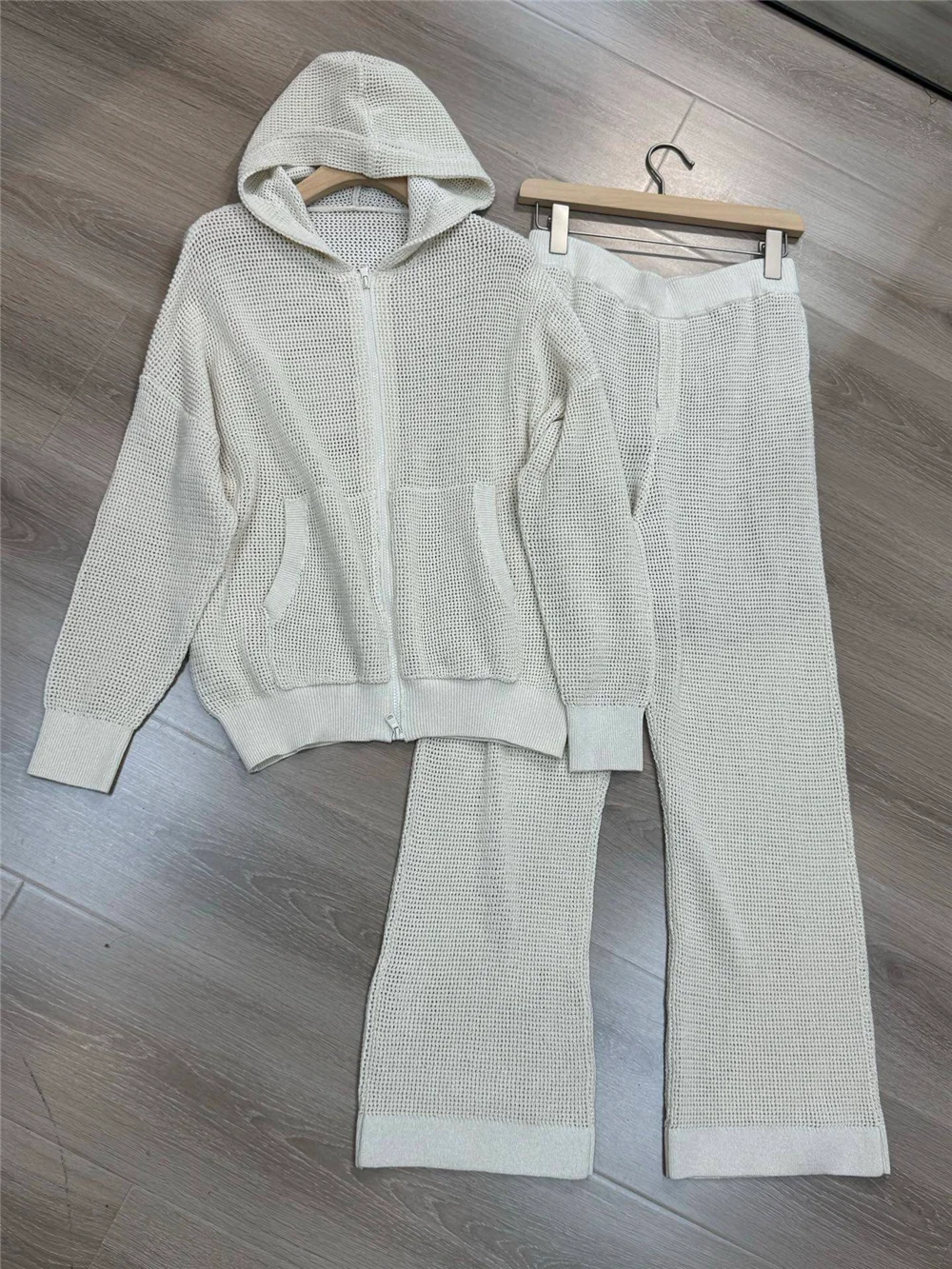 Women’s Pants Suit Hooded Knitted Long-Sleeved Openwork Sweatshirt Paired Pants Two-Piece Set
Women’s Pants Suit Hooded Knitted Long-Sleeved Openwork Sweatshirt Paired Pants Two-Piece Set