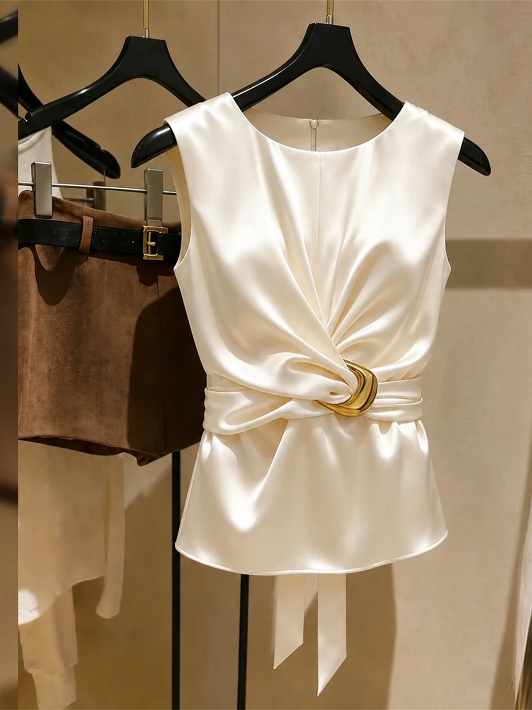 Elegant round Neck Sleeveless Vest 2026 Summer High Waist Inward Trend Base Shirt Top Luxury Style Commute Korean Version Sli...
Elegant round Neck Sleeveless Vest 2026 Summer High Waist Inward Trend Base Shirt Top Luxury Style Commute Korean Version Sli...