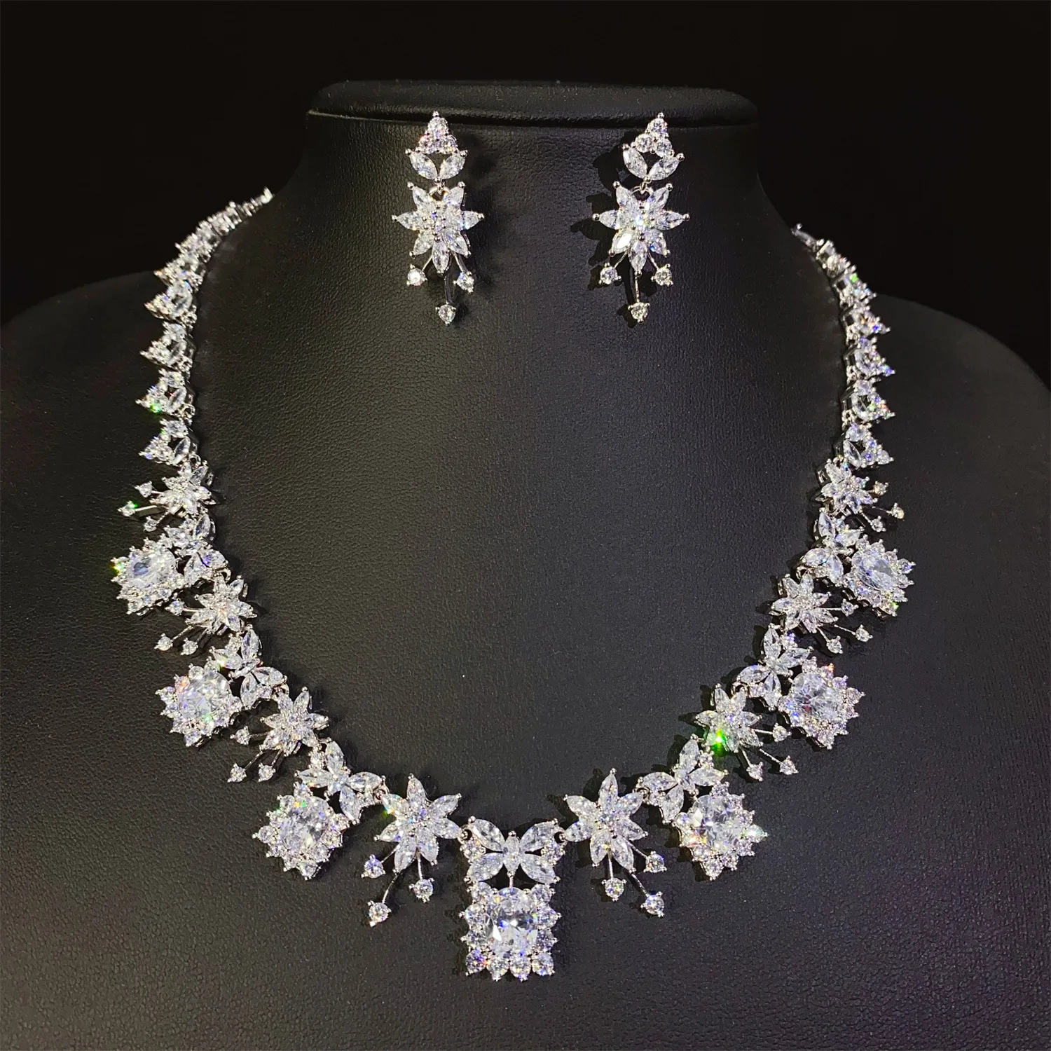 2 Pieces High Quality Super Shiny Stars Jewellery Necklace Earrings Women's Costume Set Wedding Banquet Travel Holiday M-654
2 Pieces High Quality Super Shiny Stars Jewellery Necklace Earrings Women's Costume Set Wedding Banquet Travel Holiday M-654