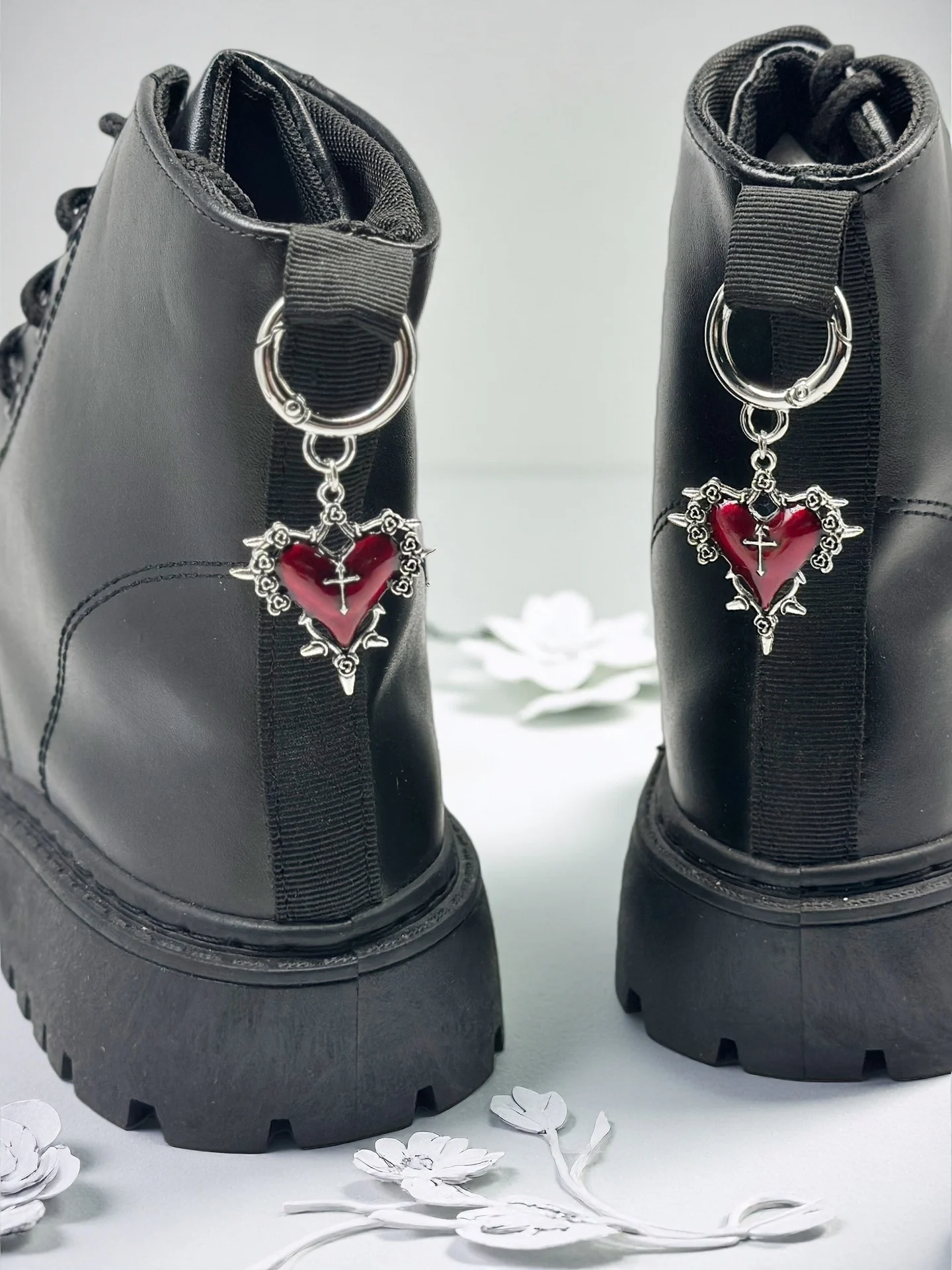 2-Piece Set of Dark Series Gothic Cyber Style Retro Gothic Red Hearts, Suitable for Autumn Shoes and Boots, Fashionable Detachable DIY Cool and Unique Zinc Alloy Material, Lightweight, Shoe Accessories, Suitable for Both Men and Women, DIY Shoe Decoration
2-Piece Set of Dark Series Gothic Cyber Style Retro Gothic Red Hearts, Suitable for Autumn Shoes and Boots, Fashionable Detachable DIY Cool and Unique Zinc Alloy Material, Lightweight, Shoe Accessories, Suitable for Both Men and Women, DIY Shoe Decoration