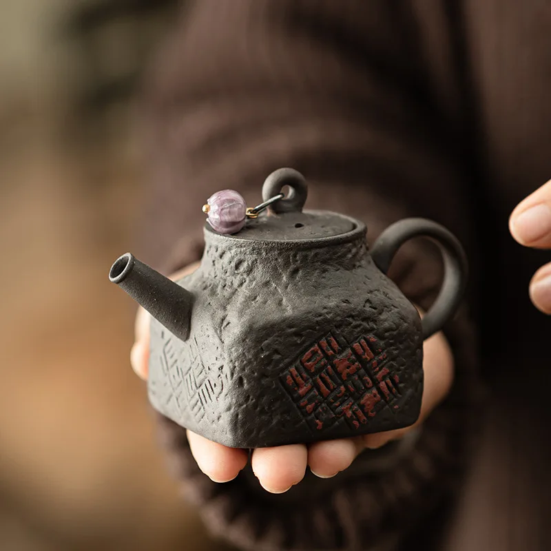 1Pc Old Rock Mud Retro Teapot Coarse Pottery Handheld Pot Square Pot Household Tea Brewer Ball Hole Filter Kung Fu Tea Set Gift
1Pc Old Rock Mud Retro Teapot Coarse Pottery Handheld Pot Square Pot Household Tea Brewer Ball Hole Filter Kung Fu Tea Set Gift