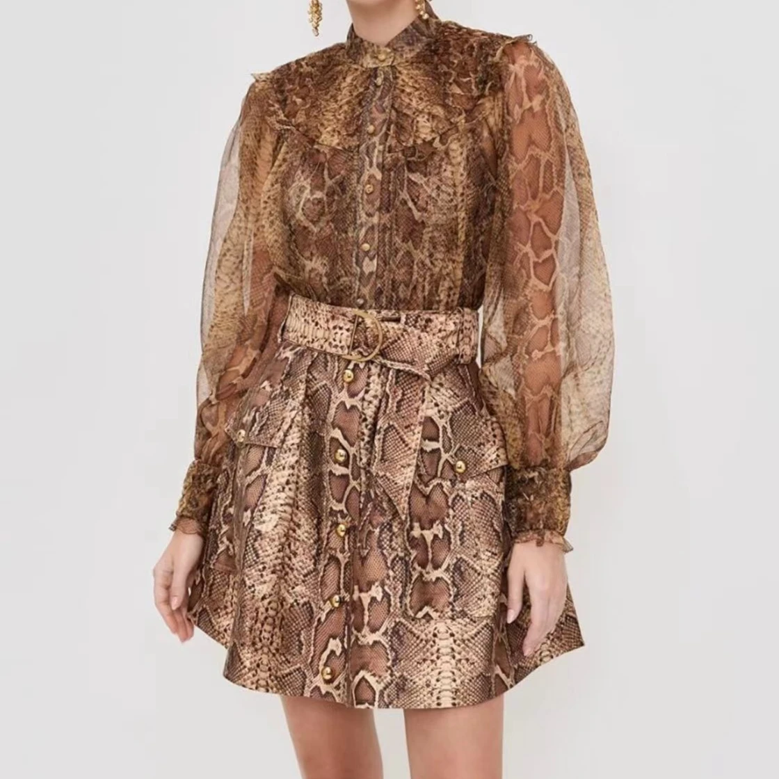 Коричневый комплект блузки с длинными рукавами и мини-юбки со змеиным принтом для женщин
Коричневый комплект блузки с длинными рукавами и мини-юбки со змеиным принтом для женщин