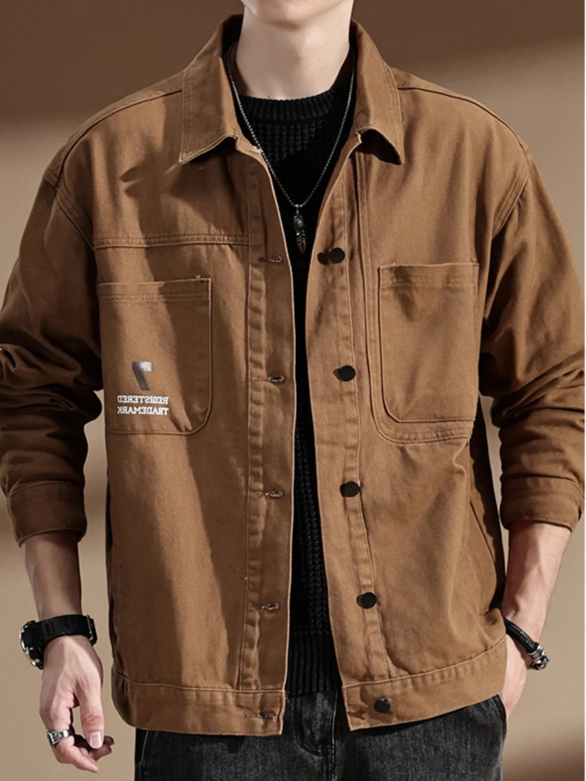Мужская хлопковая куртка свободного кроя в американском стиле, ретро-одежда для работы, повседневная, с отложным воротником, из чистого хлопка, осенняя новинка
Мужская хлопковая куртка свободного кроя в американском стиле, ретро-одежда для работы, повседневная, с отложным воротником, из чистого хлопка, осенняя новинка