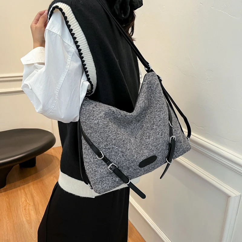 Retro Fashion Versatile Women's Large Capacity Woolen Single Shoulder Crossbody Bag Trendy Simple Commuting Shopping Storage Bag
Retro Fashion Versatile Women's Large Capacity Woolen Single Shoulder Crossbody Bag Trendy Simple Commuting Shopping Storage Bag