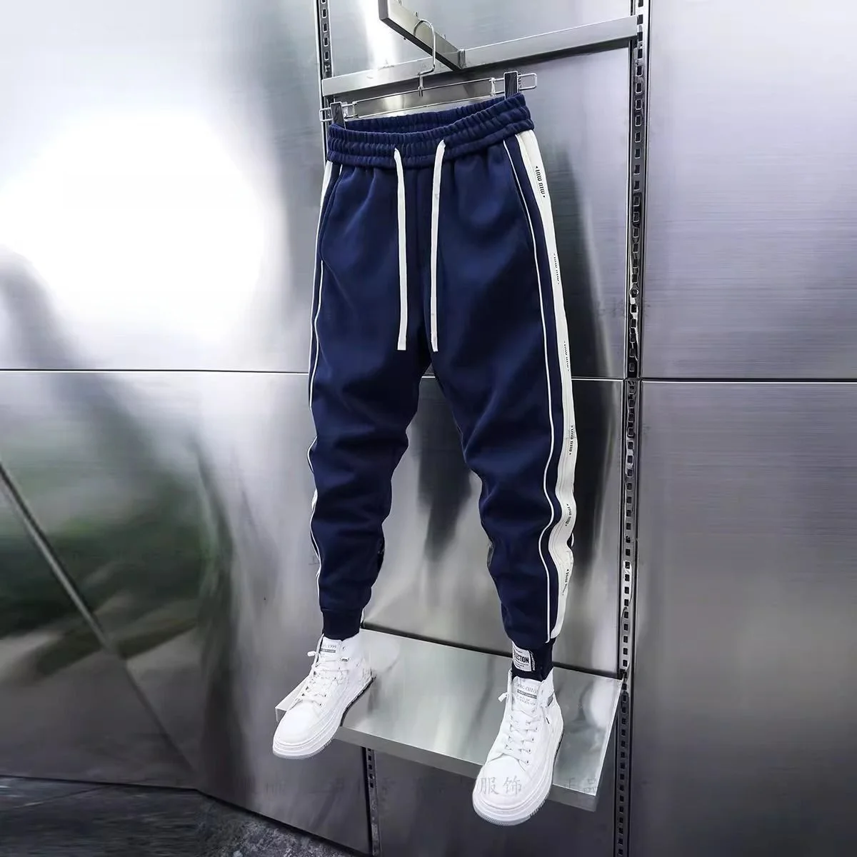 Мужские спортивные брюки свободного кроя с манжетами, в стиле пэчворк, в полоску, большие размеры, 300 пу, повседневные, укороченные (9/10 длины), для весны и осени
Мужские спортивные брюки свободного кроя с манжетами, в стиле пэчворк, в полоску, большие размеры, 300 пу, повседневные, укороченные (9/10 длины), для весны и осени