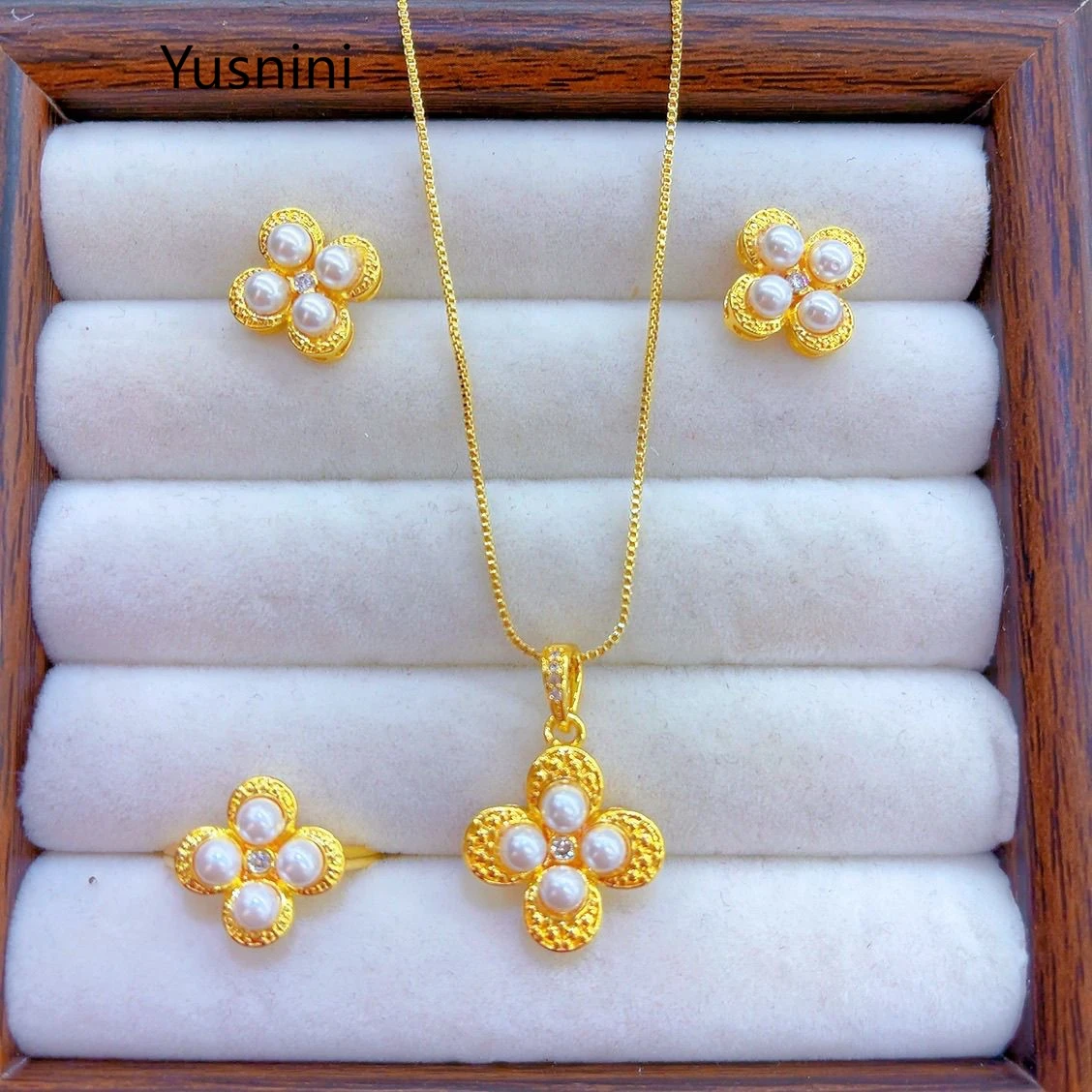 New French Dubai Fashion 24K Gold Plated Necklace Ring Earrings Exquisite Engagement Party Jewelry Set for Lovers
New French Dubai Fashion 24K Gold Plated Necklace Ring Earrings Exquisite Engagement Party Jewelry Set for Lovers